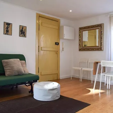 Square House In شقة *
