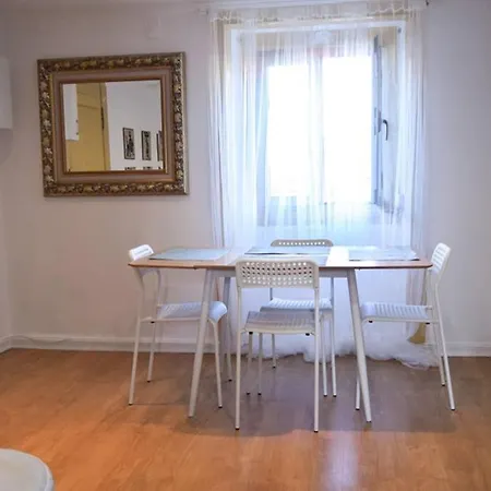 Square House In Appartement